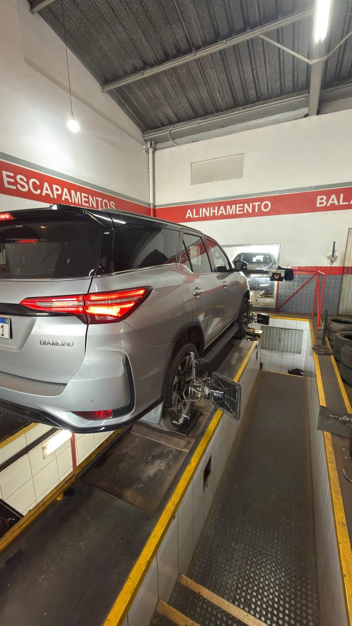 Veículo sendo alinhado na Carlos Pneus, Piraju - SP