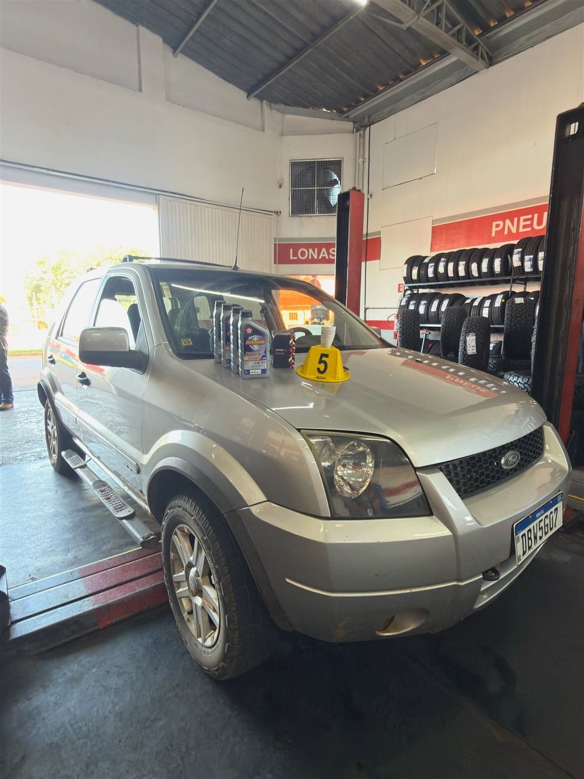 Troca de óleo do motor com óleo Havoline em veículo na Carlos Pneus